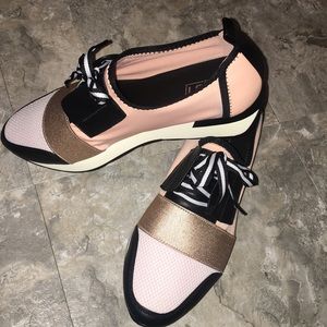 SOLD!! trendy sneaker, size 9